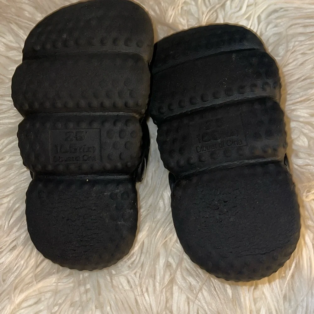 Crocs Unisex Black 8.5 (EU 25) House Outside Beach Pool Vaca All Season Travel